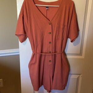 EUC Women’s Romper. Terracotta color, with pockets and tie in back. Size XL